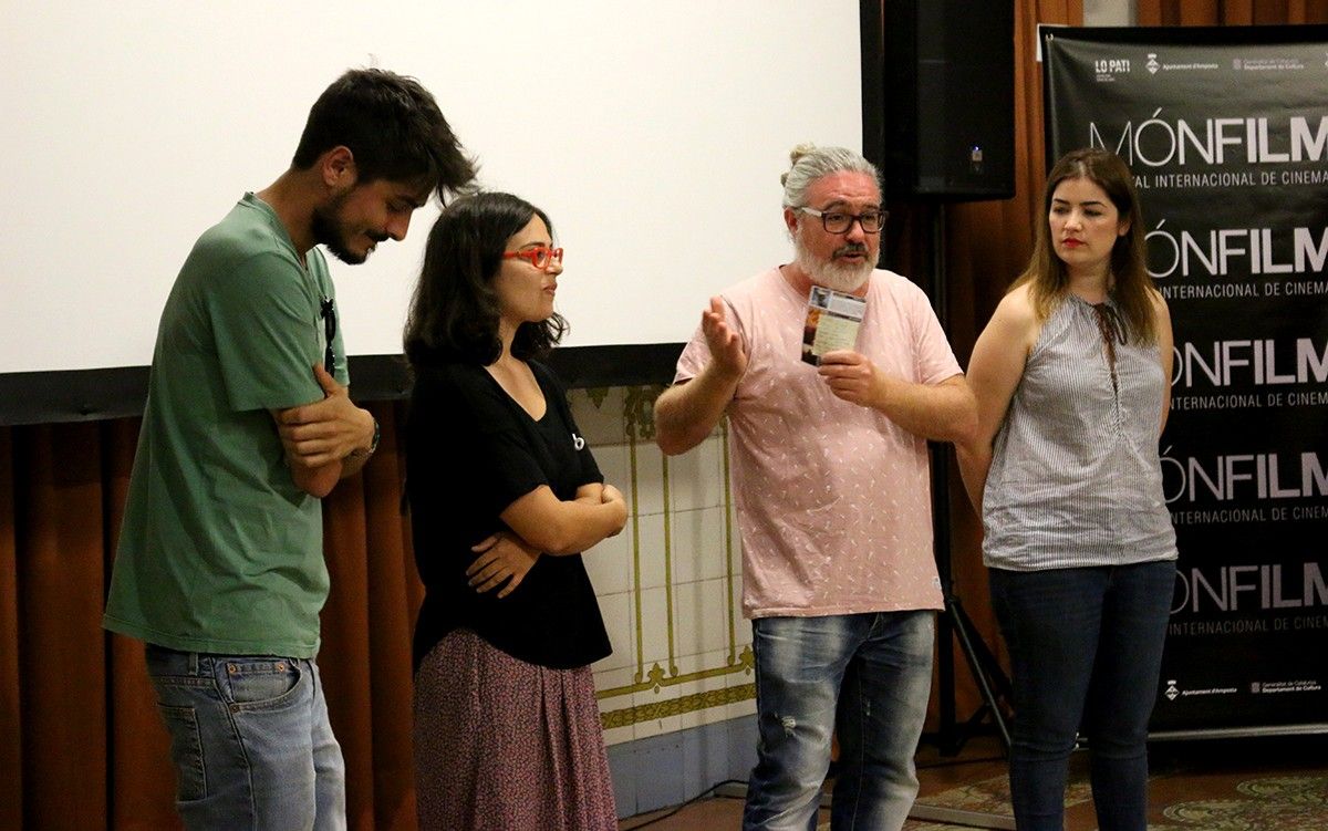 Els realitzadors Sofia Cabanes i Manel Raga presentant els seus respectius films.