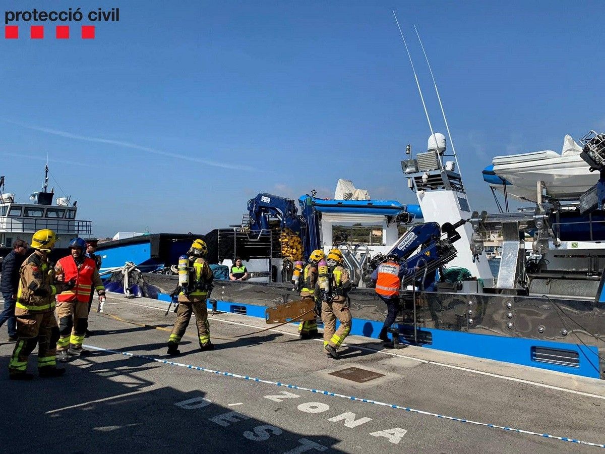 Els Bombers i els agents de Protecció Civil i Ports han actuat en una embarcació  amarrada al Port.