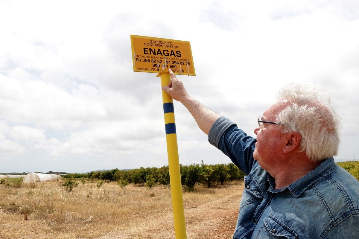 El portaveu de la Plataforma del Sénia, Evelio Monfort, mostrant la placa de la fita del gasoducte de connexió de projecte Castor, a Vinaròs.