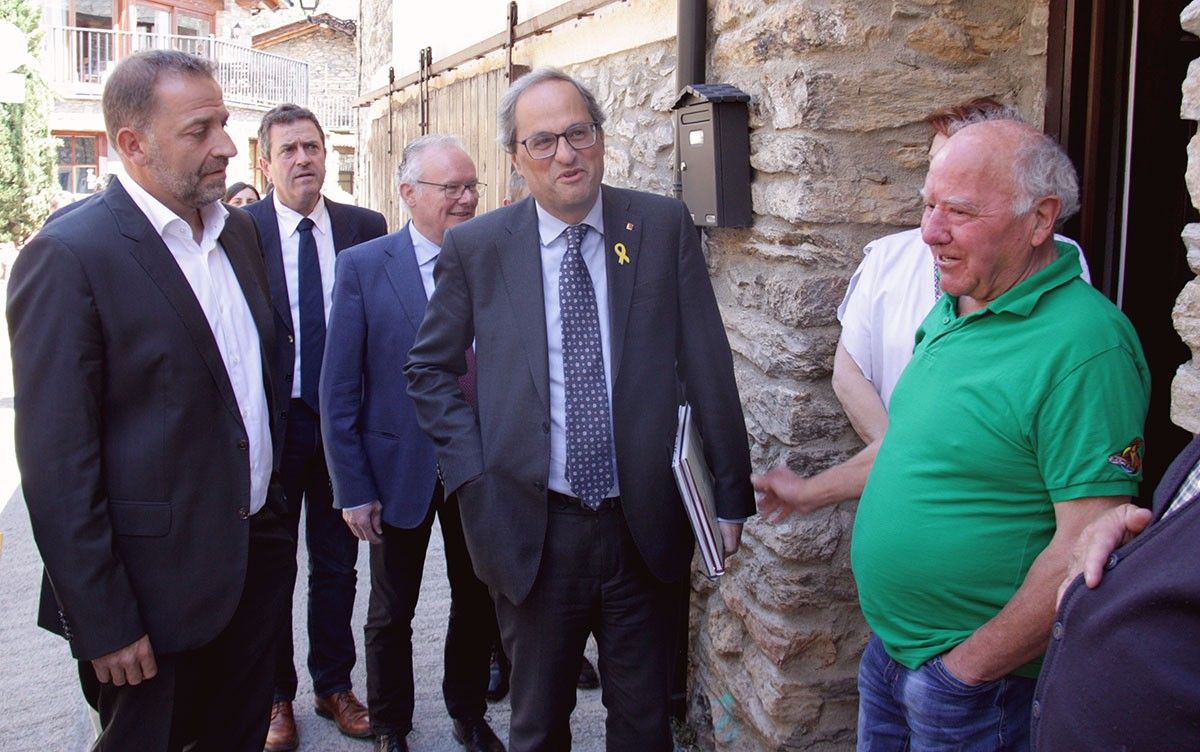 El president de la Generalitat, Quim Torra, visitant Estamariu acompanyat de diverses autoritats i saludant als veïns.