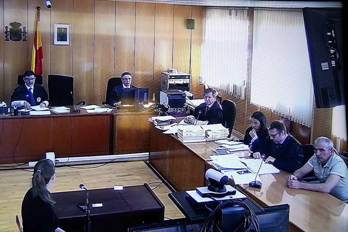 Captura de pantalla de la sala de vistes on es fa el judici contra l'acusat de matar dos homes a Bot. 