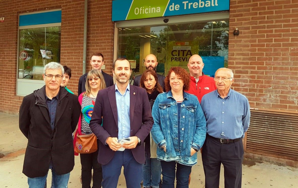 Membres de la candidatura de Movem, davant les oficines de Treball a Tortosa.