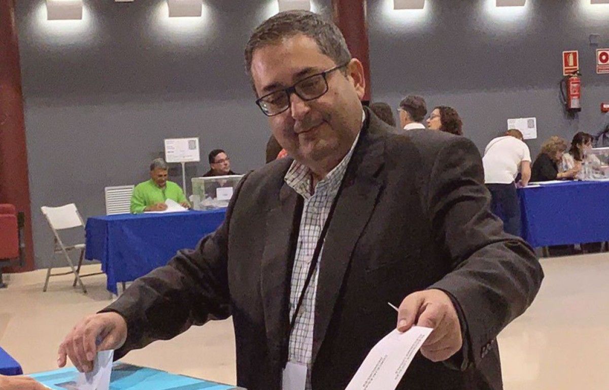 Joan Piñol, en el moment de dipositar el seu vot a Móra d'Ebre.