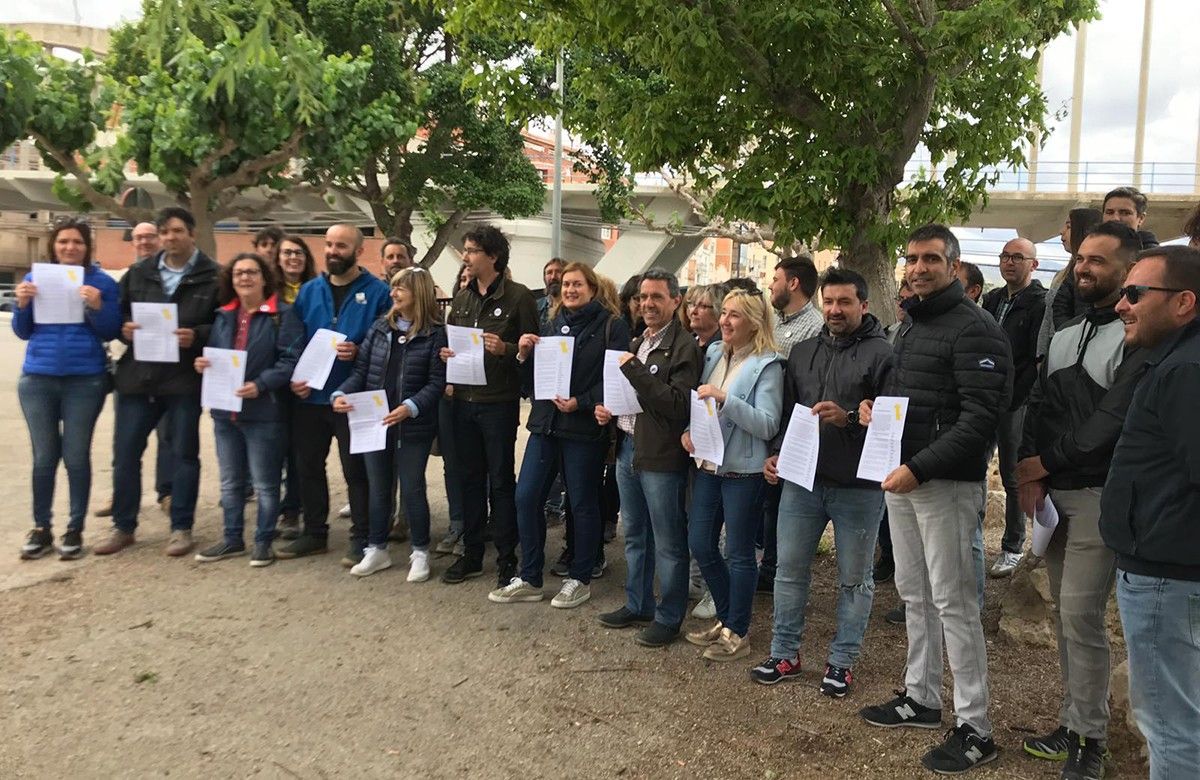 Imatge del passat 19 de maig quan tots els alcaldables d'ERC de la Ribera d'Ebre van signar un manifest en defensa de la comarca