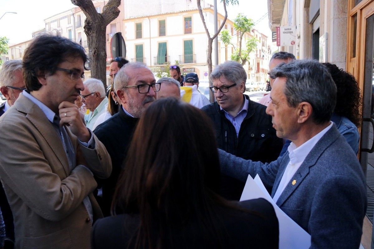 L'alcalde de Móra la Nova, Francesc Moliner, conversant amb càrrecs territorials d'ERC a la sortida del jutjat de Falset.