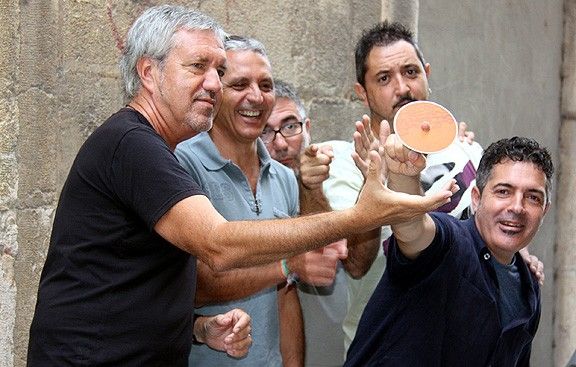 Els components del grup ebrenc Quico el Cèlio, el Noi i el Mut de Ferreries amb el seu nou disc, '20 anys', en la presentació d'aquest dijous a Tortosa