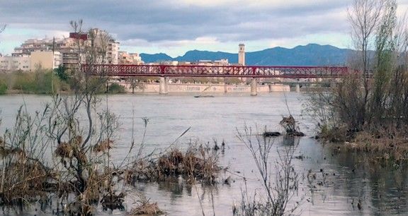 El riu Ebre al seu pas per Tortosa.