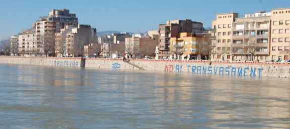 Riu Ebre crescut, al seu pas per Tortosa