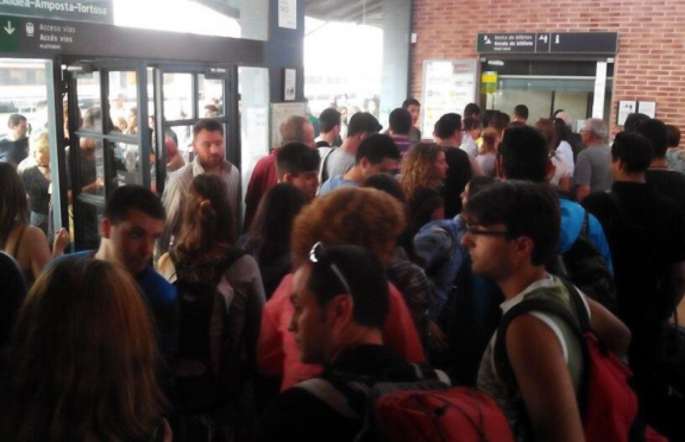 Imatge de l'estació de l'Aldea en ser desallotjat el tren on es feia la protesta.