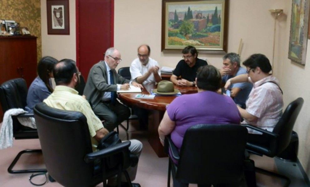 Un moment de la reunió d'ahir amb representants municipals d'Alcanar i la Plataforma.