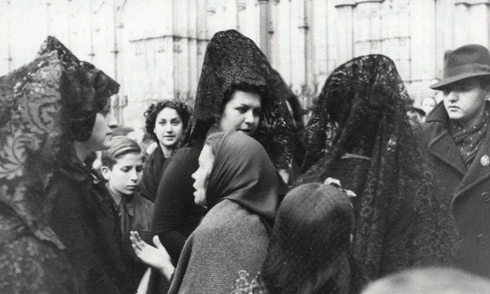 Setmana Santa a les portes de la Catedral de Barcelona, 6 d'abril de 1939.