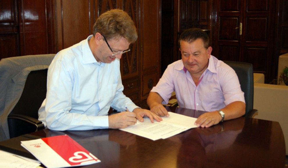 L'alcalde i el director de Càritas a Tortosa signen públicament el conveni.
