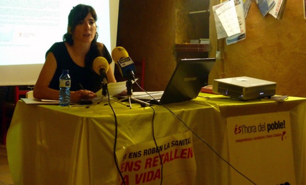 Núria Rodríguez, de la CUP Tortosa, en la roda de premsa d'este matí.