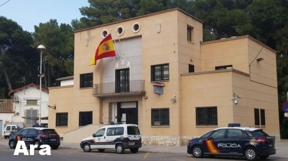 La nova bandera que llueix la Policia Nacional de Tortosa.