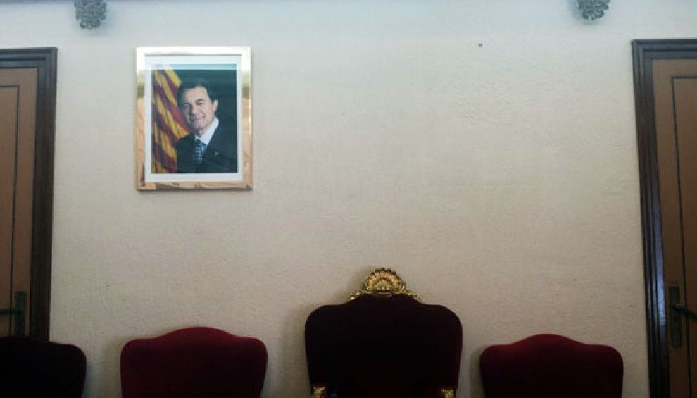 La solitària foto del president de la Generalitat al saló de plens d'Amposta