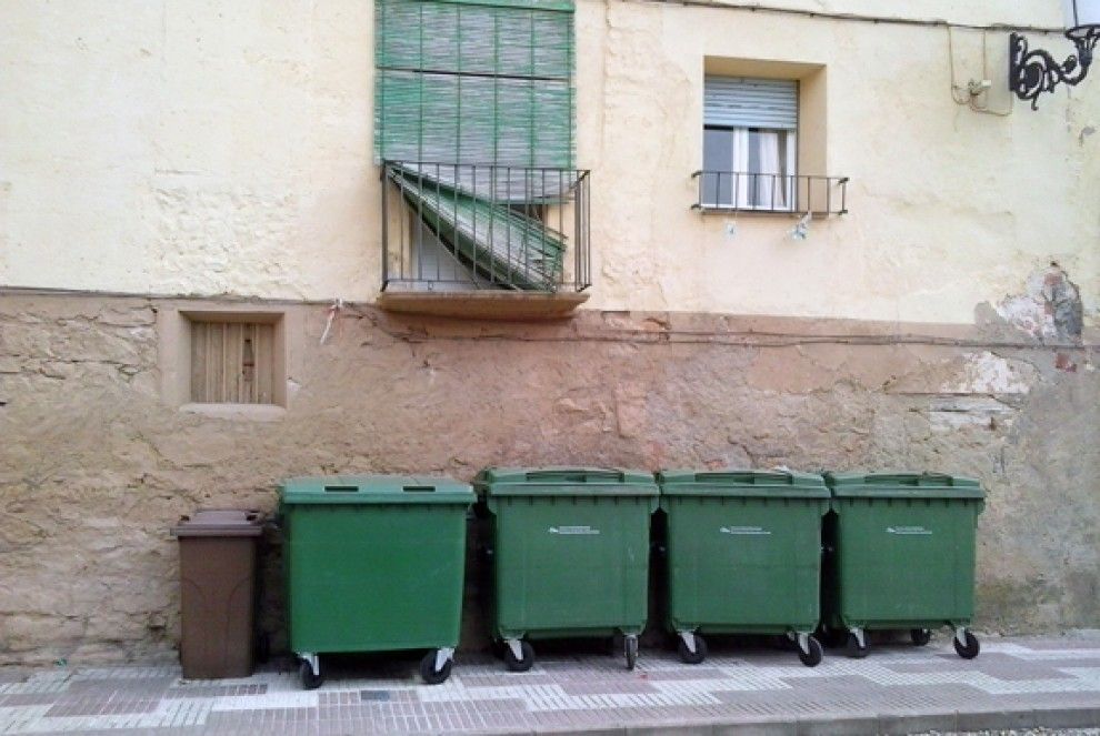 Els contenidors, damunt la vorera, davant la façana del veí de Riba-roja que presenta la queixa.