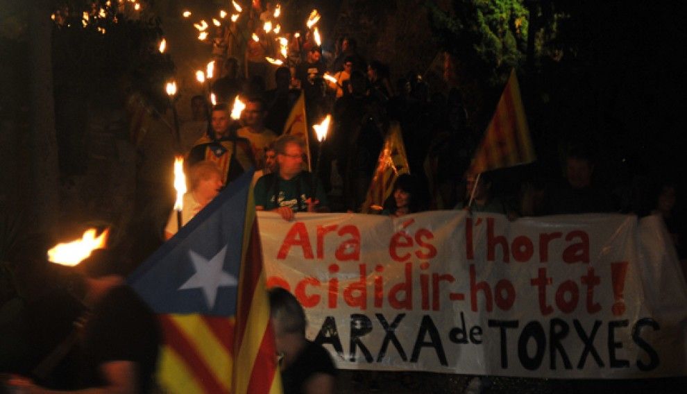 Centenars de manifestants baixant del Parador de Tortosa amb les torxes.