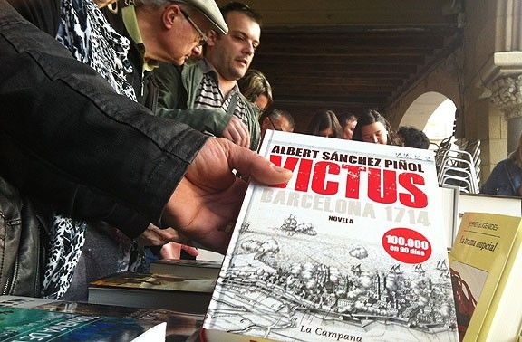 El llibre 'Victus', d'Albert Sánchez Piñol, en una parada de la plaça Major de Vic.