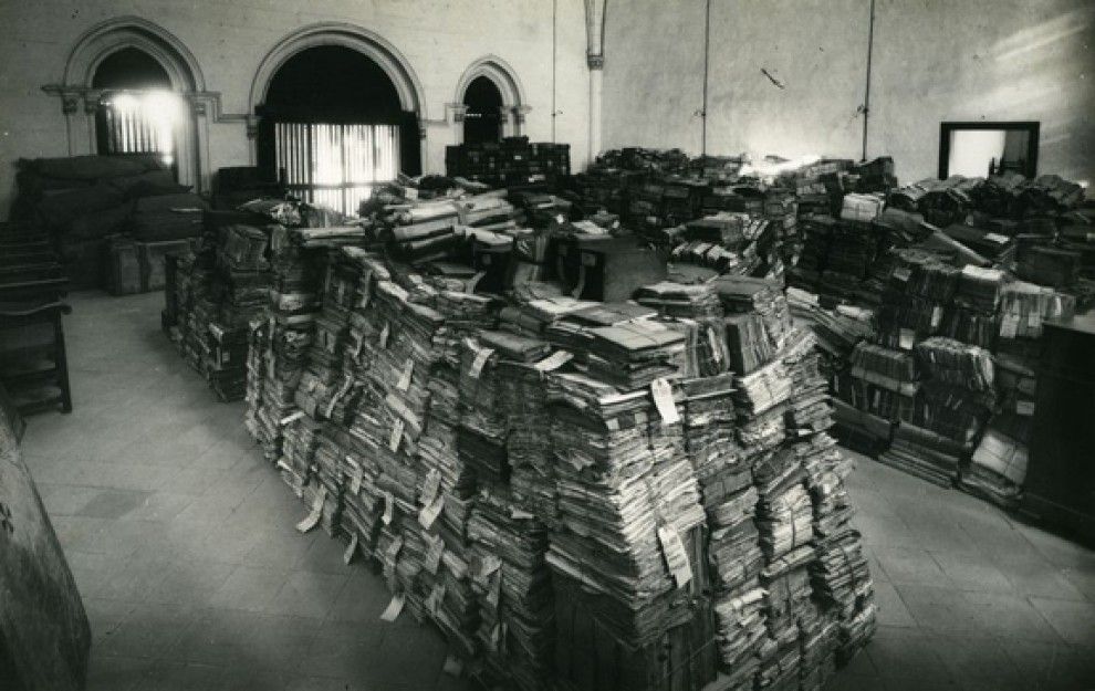 Piles de lligalls dels arxius dipositats al Monestir de Pedralbes. Arxiu Fotogràfic de Barcelona.