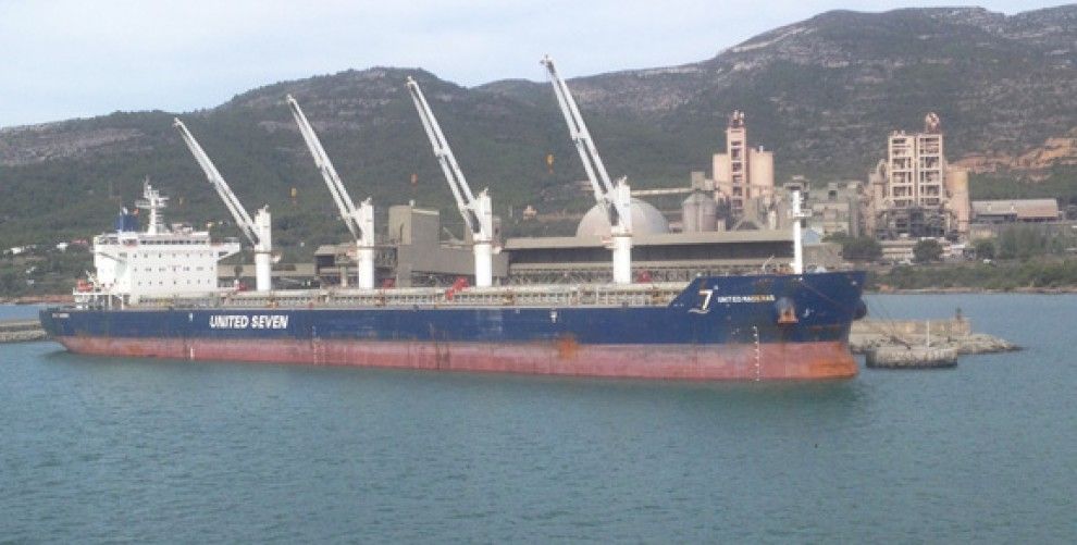 El United Maderas al port industrial d'Alcanar.