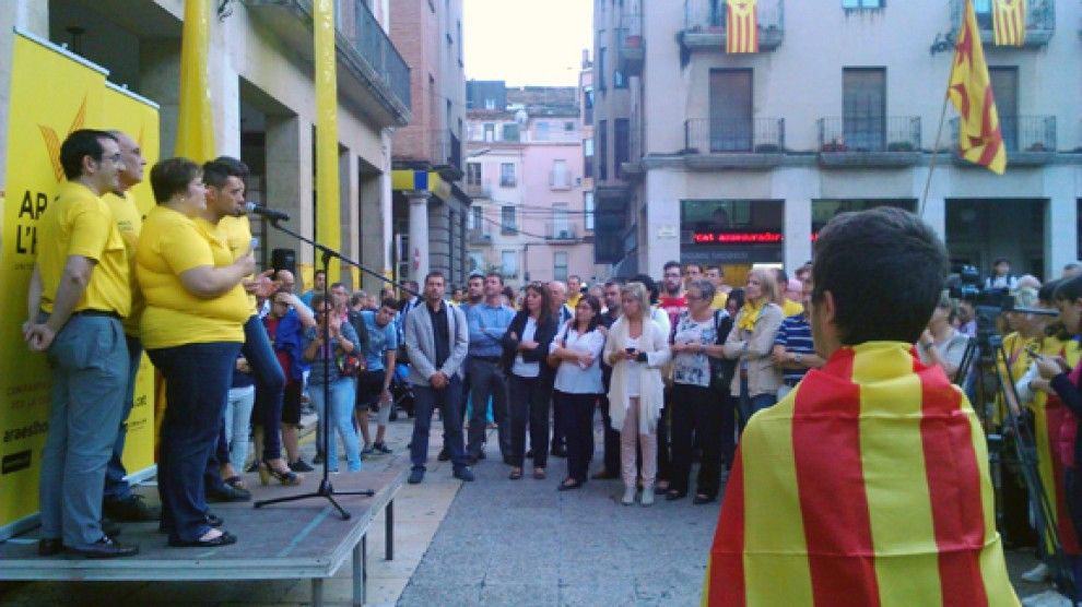 Més de mig miler de persones s'han concentrat davant l'Ajuntament de Tortosa.
