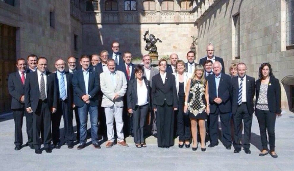 Bona part dels alcaldes de les Terres de l'Ebre en l'acte d'ahir al Palau de la Generalitat.
