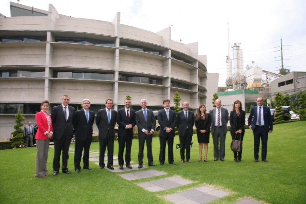 El conseller Vila i membres de la delegació catalana amb representants de l'empresa Cemex a la seu central que tenen a Mèxic DF.