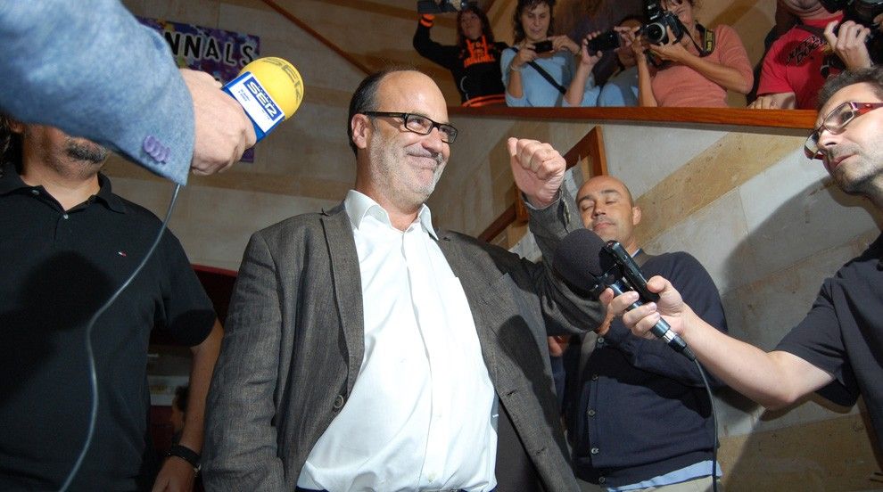 Alfons Montserrat s'ha mostrat visiblement emocionat en ser rebut per desenes de ciutadans, regidors i càrrecs d'ERC.