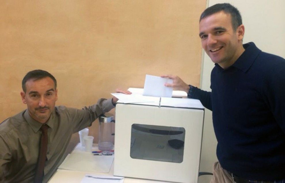 El periodista Sergi Vicente va emetre el seu vot a Tortosa, d'on és la seua mare.