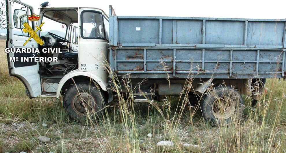Camió sostret d'una fàbrica de mobles a la Sénia