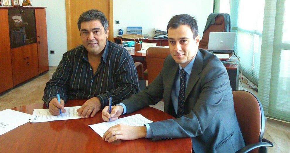 Signatura del conveni entre l'alcalde de Sant Jaume, Joan Castor Gonell i Jordi Azorín en representació de Sorea.