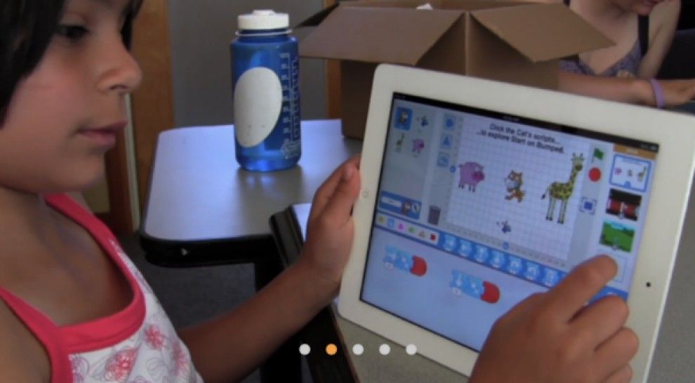L'Scratch és un entorn de programació didàctic on els nens i nenes, sense conèixer cap llenguatge informàtic, s'introdueixen en els conceptes que configuren el món de la programació.