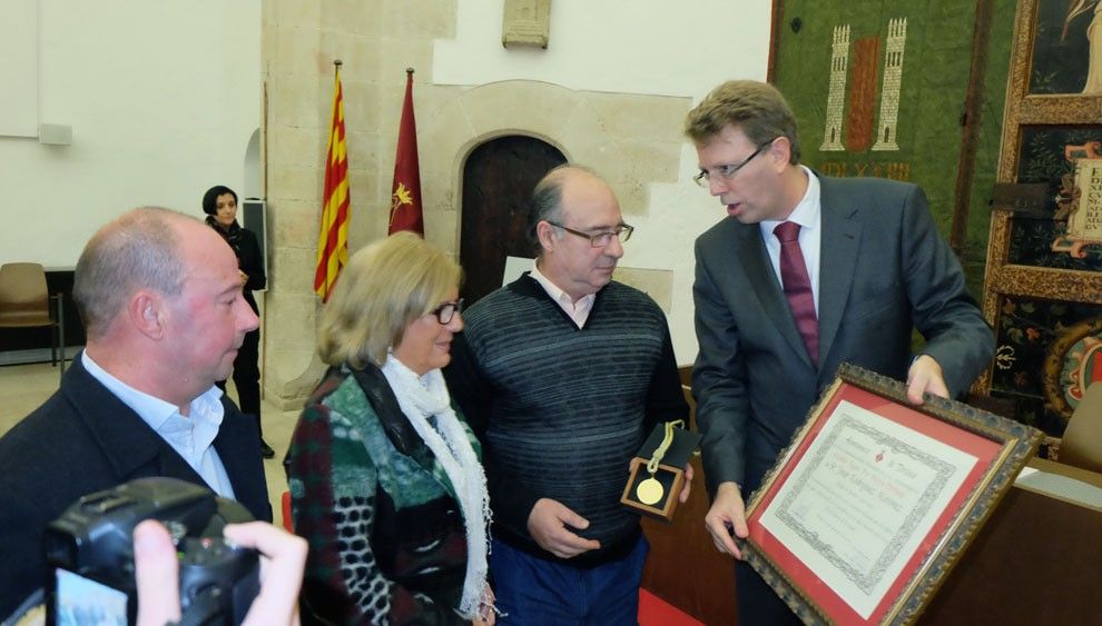 Lliurament de la medalla als familiars de l'ex alcalde republicà Josep Rodríguez.