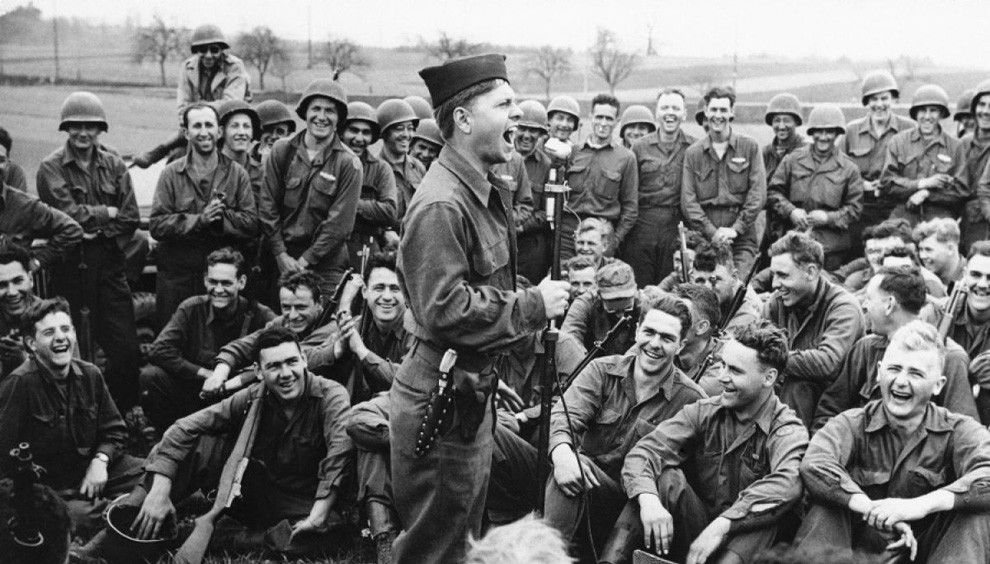 L'actor Mickey Rooney fent un discurs per a les tropes dels EUA, on es va allistar (1944)