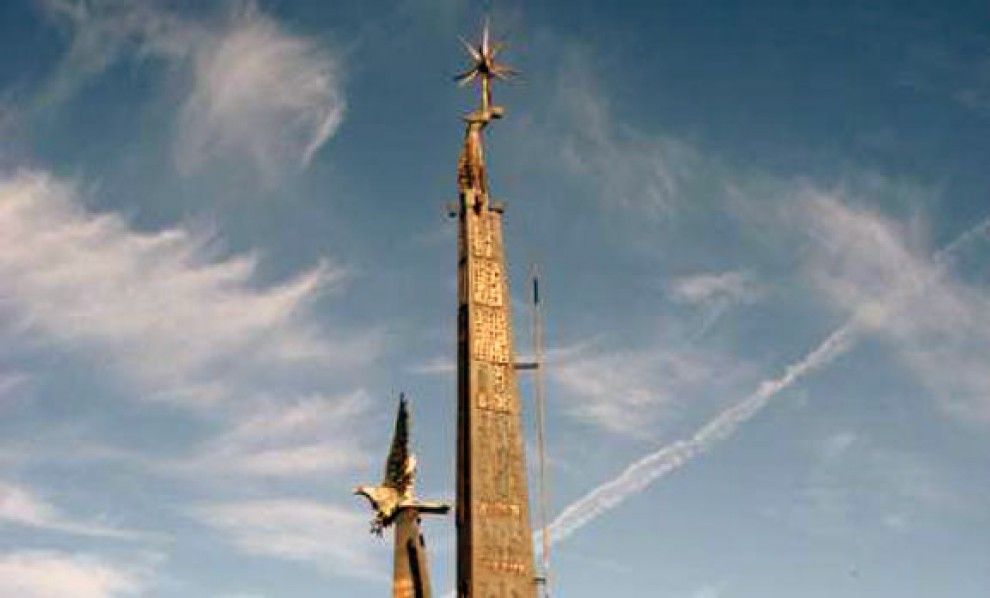 Detall del monument franquista de la batalla de l'Ebre, a Tortosa.