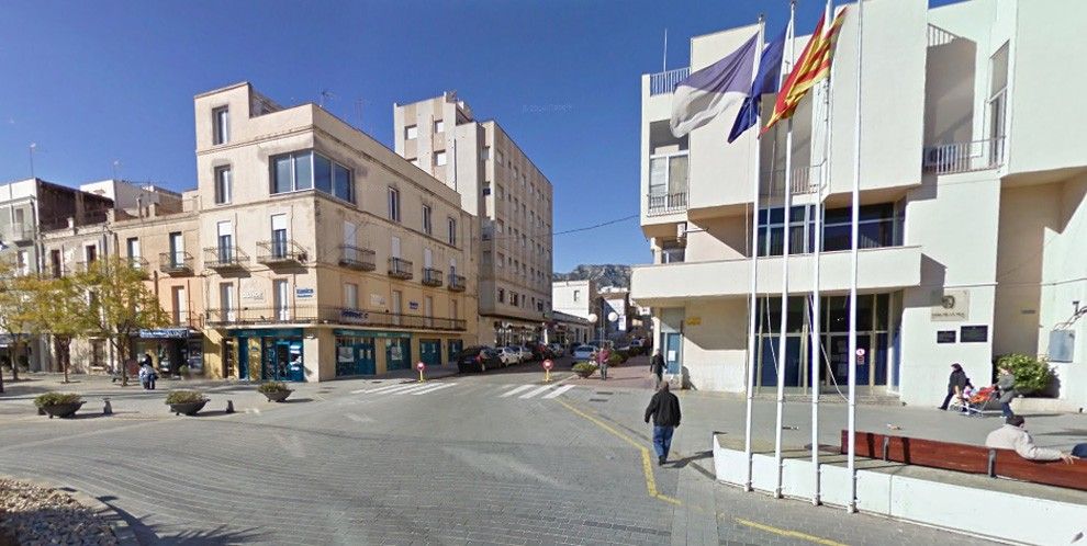 Vista de l'Ajuntament de la Ràpita des de la plaça Carles III