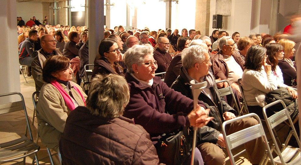 La Casa de Cultura d'Ulldecona es va omplir com en poques ocasions per escoltar les explicacions dels promotors de la planta d'asfalt.