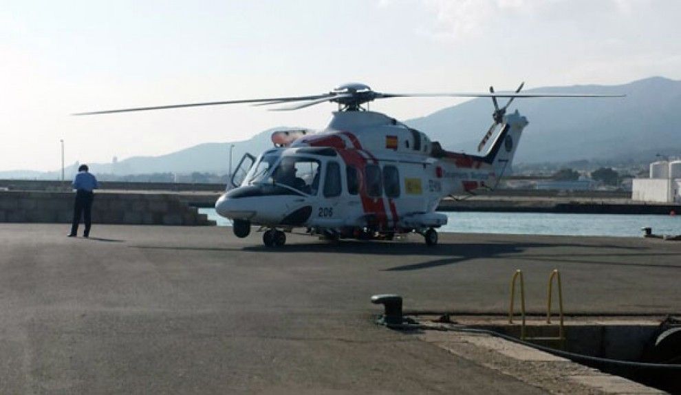 L'helicòpter que ha rescatat el cos després d'aterrar al port de la Ràpita.