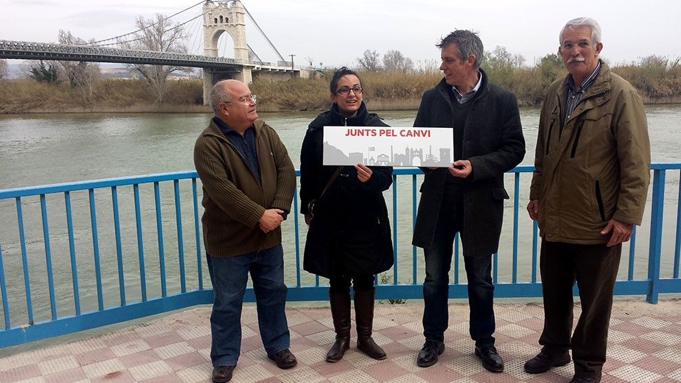 Adam Tomàs i Rosabel Recio, juntament amb representants d'Esquerra Amposta i EuiA han escenificat l'acord amb el pont penjant de fons.