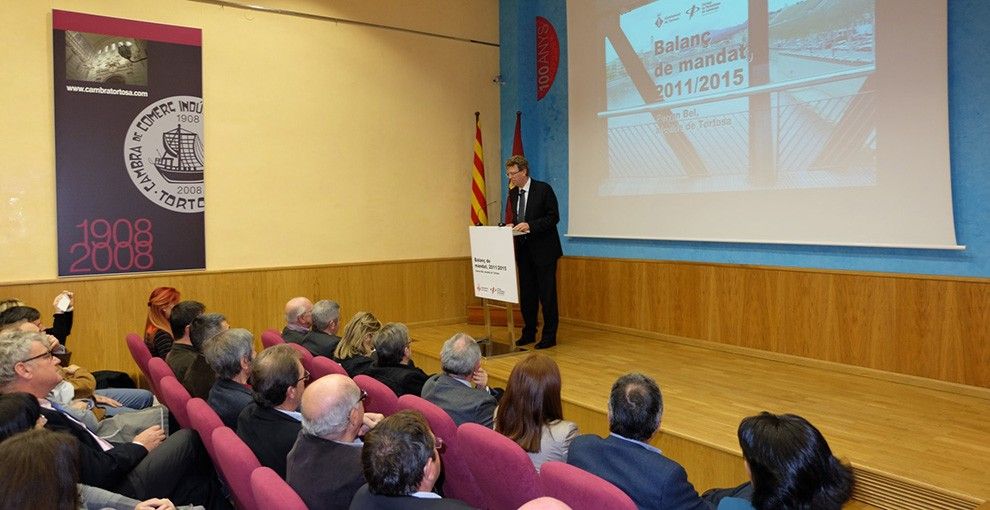 Nombrosos càrrecs institucionals del territori van assistir a la conferència de l'alcalde de Tortosa.