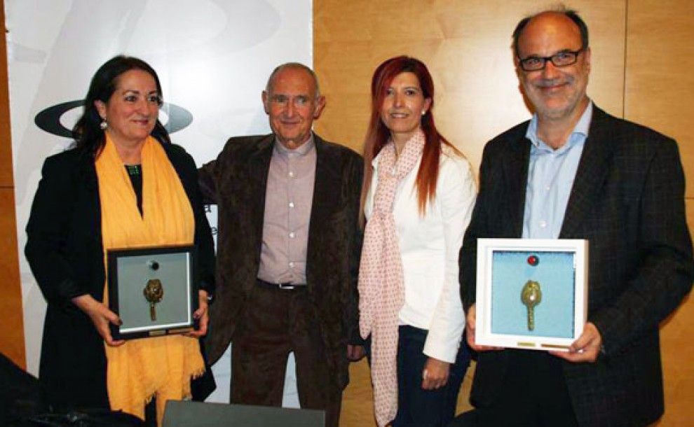 Els dos destinataris dels premis, amb l'autor del guardó i la presidenta de la demarcació de l'Ebre del Col·legi de Periodistes.