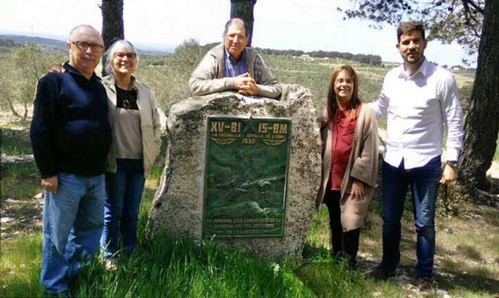 Inés Garcia Holgado, la segona per la dreta, en el decurs de la seua visita a l'Ebre, ahir.