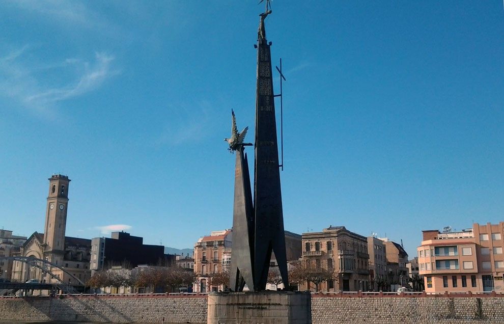 Amb 45 metres d'alçada, és el monument franquista més gran de Catalunya.