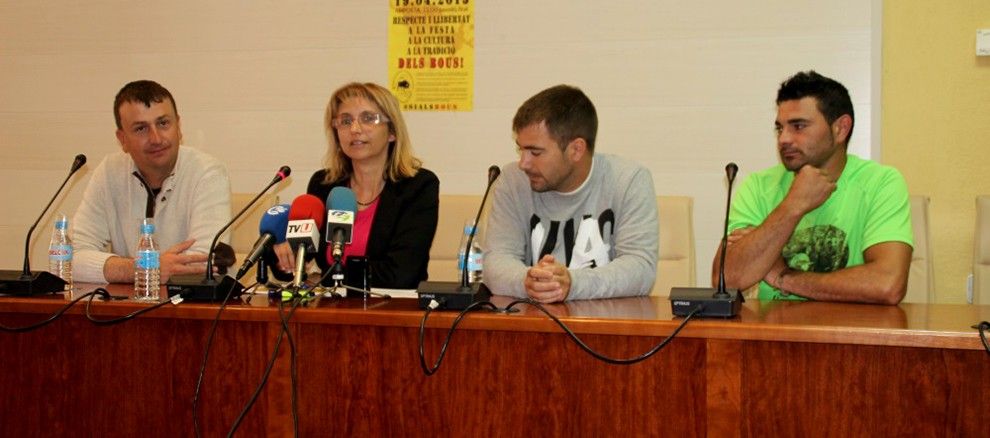 Roda de premsa a l'Ajuntament d'Alcanar amb la regidora Mercè Ficsher i representants de les penyes.