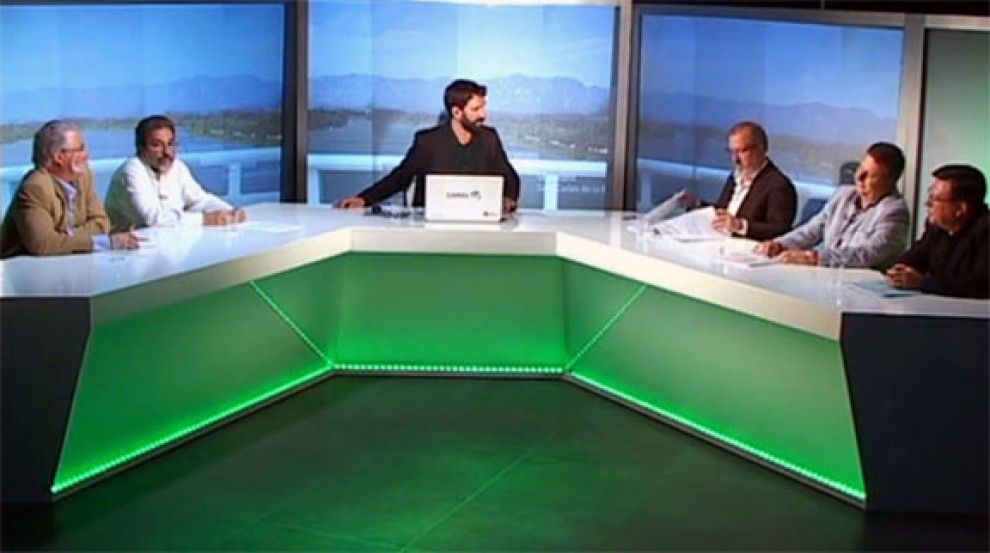 Un moment del debat entre cinc dels set candidats a l'alcaldia de Roquetes.