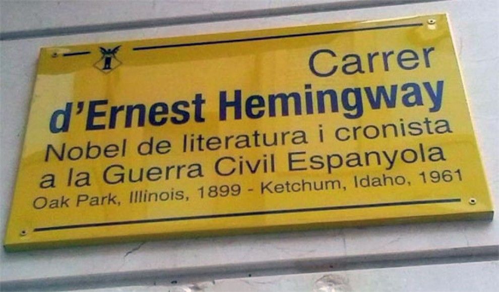 Foto de la placa del Carrer d’Ernest Hemingway.