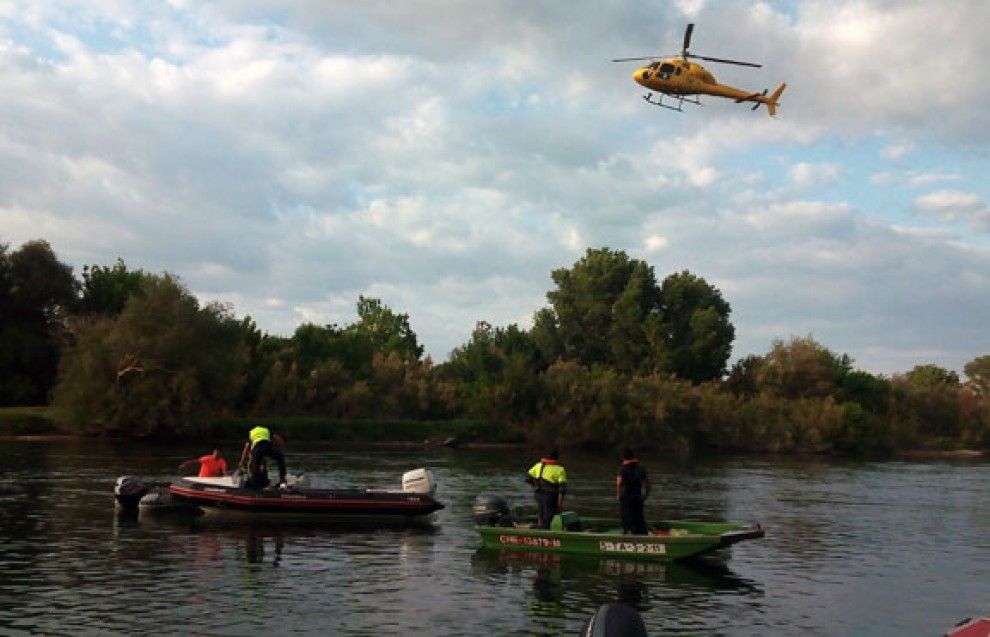 La recerca de l'home que ha desaparegut al riu es du a terme amb embarcacions i un helicòpter.