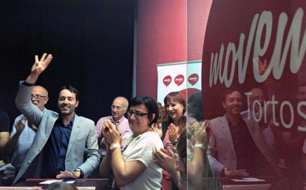 El candidat de Movem a Tortosa, celebrant els 4 regidors a la ciutat durant la nit electoral.