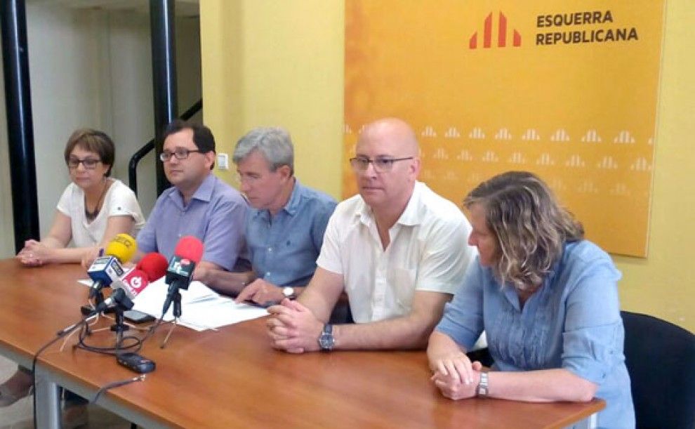 El candidat d'ERC a Tortosa en els comicis del 24M, Josep Monclús, amb membres de la candidatura.