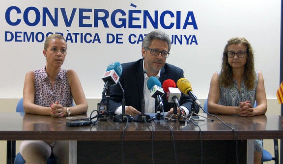 Manel Ferré, acompanyat d'Annabel Marcos i Rosita Pertegaz, en la roda de premsa d'avui.